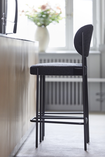 Verpan Series 430 Barhocker, 65 cm hoch, mit grauem Stoffbezug und schwarzem Metallgestell.