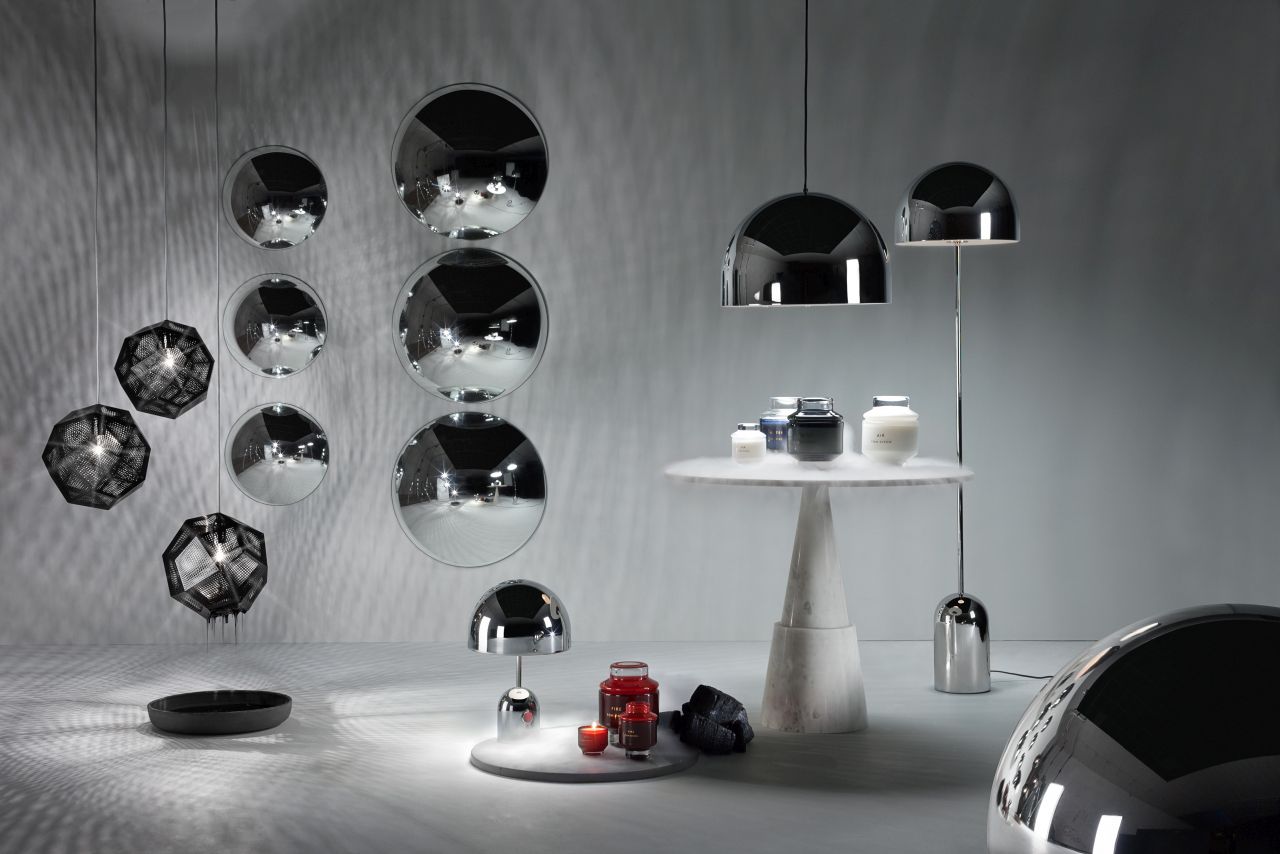 Bell Tischleuchte LED von Tom Dixon, silberne Design-Tischlampe und Pendelleuchten in modernem Ambiente.