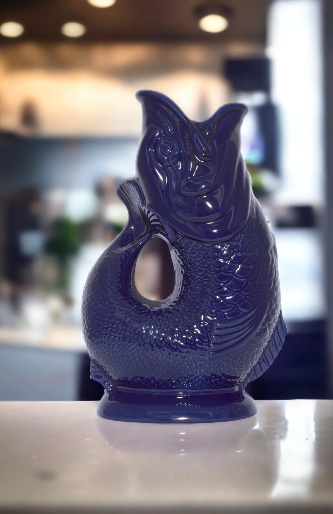Dunkelblaue Gluckigluck Fischkaraffe in XL-Größe, Keramikvase in Fischform für Wasser oder Blumen.