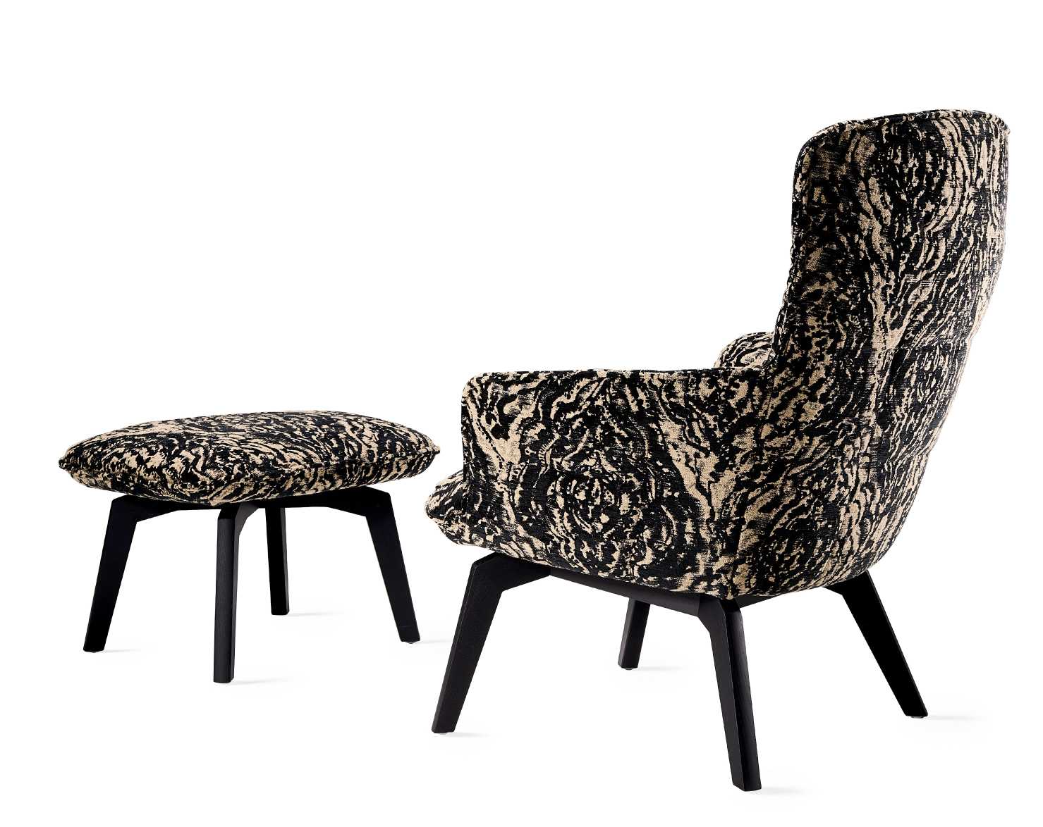 Marla Easy Chair High Sessel von Freifrau Manufaktur mit passendem Hocker, gemustert in Schwarz und Beige.
