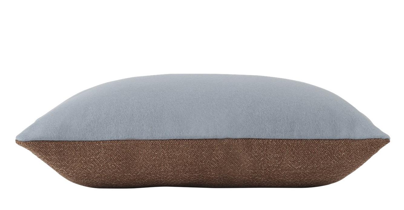 Nahaufnahme des Muuto Mingle Cushion Kissens in Hellblau und Braun, modernes Dekokissen für Wohnzimmer und Schlafzimmer.