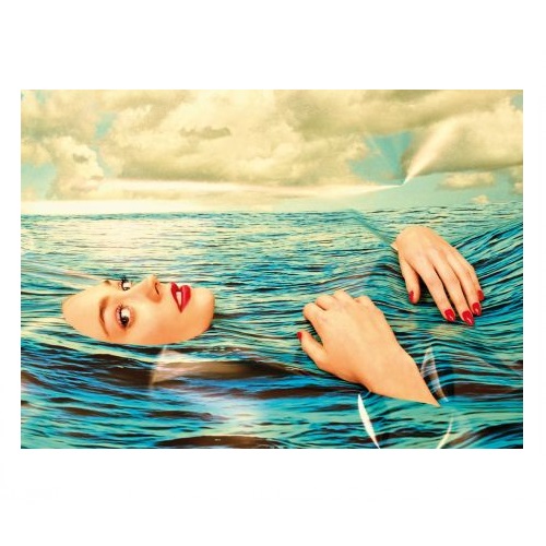 Toiletpaper Teppich „Girl in the Sea“ von Seletti: Frau mit rotem Lippenstift im Meer.