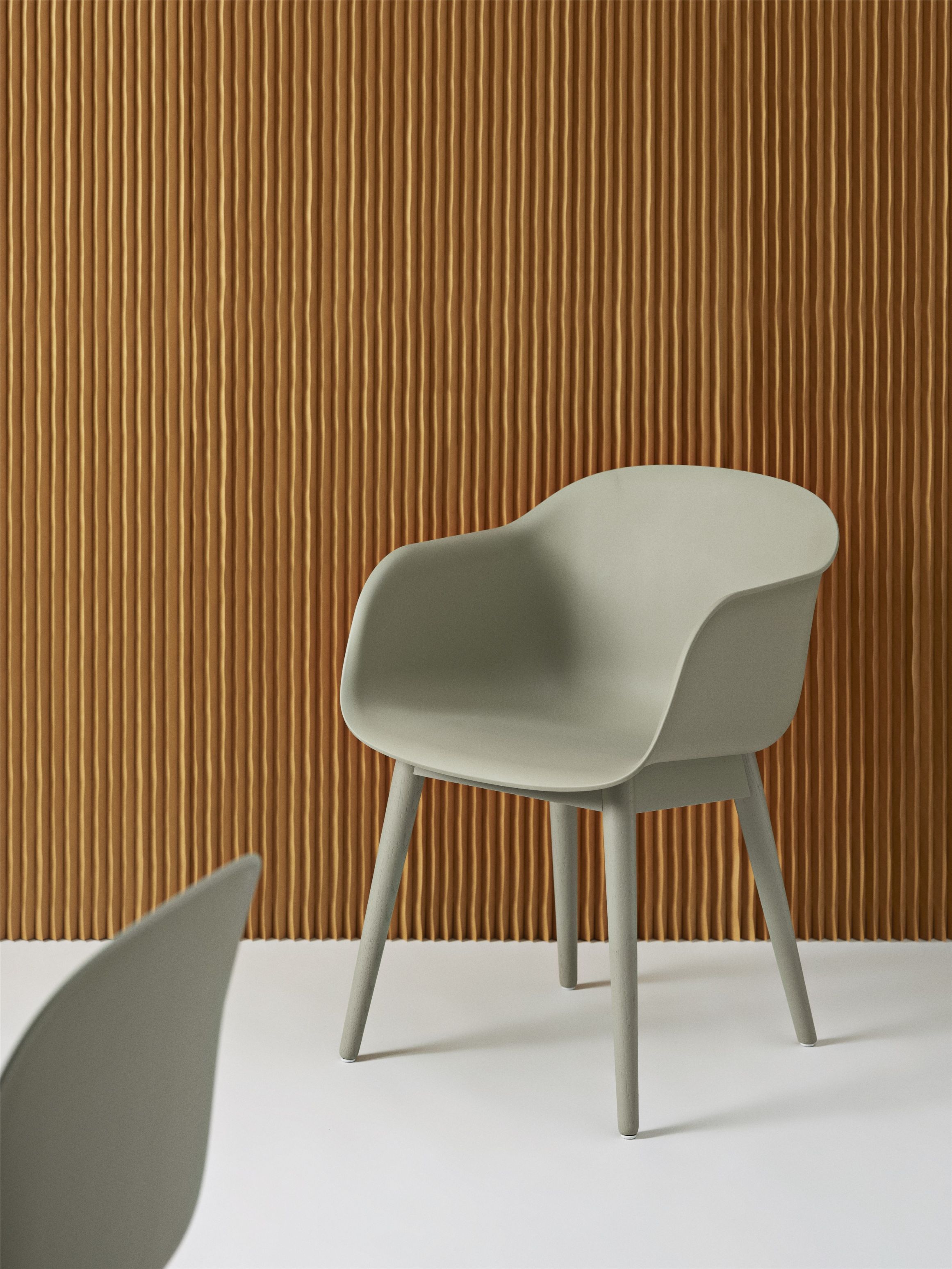 Muuto Fiber Armchair mit Holzbeinen in Grau, moderner Design Stuhl für Esszimmer und Wohnbereich.
