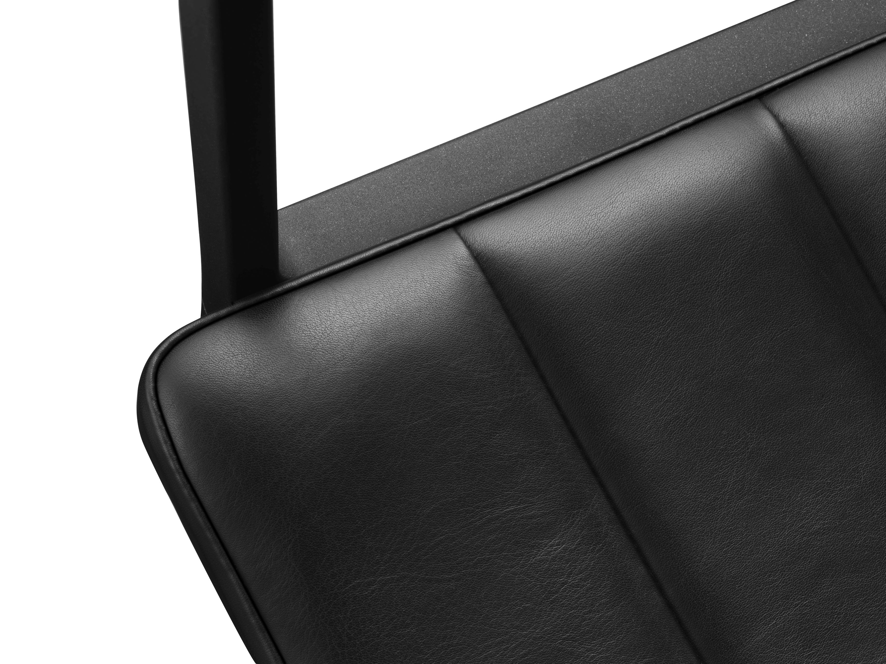 Detailaufnahme: Schwarzer Vipp Stuhl mit Anilinleder, Sitzfläche und Rückenlehne. Designermöbel für stilvolles Wohnen.