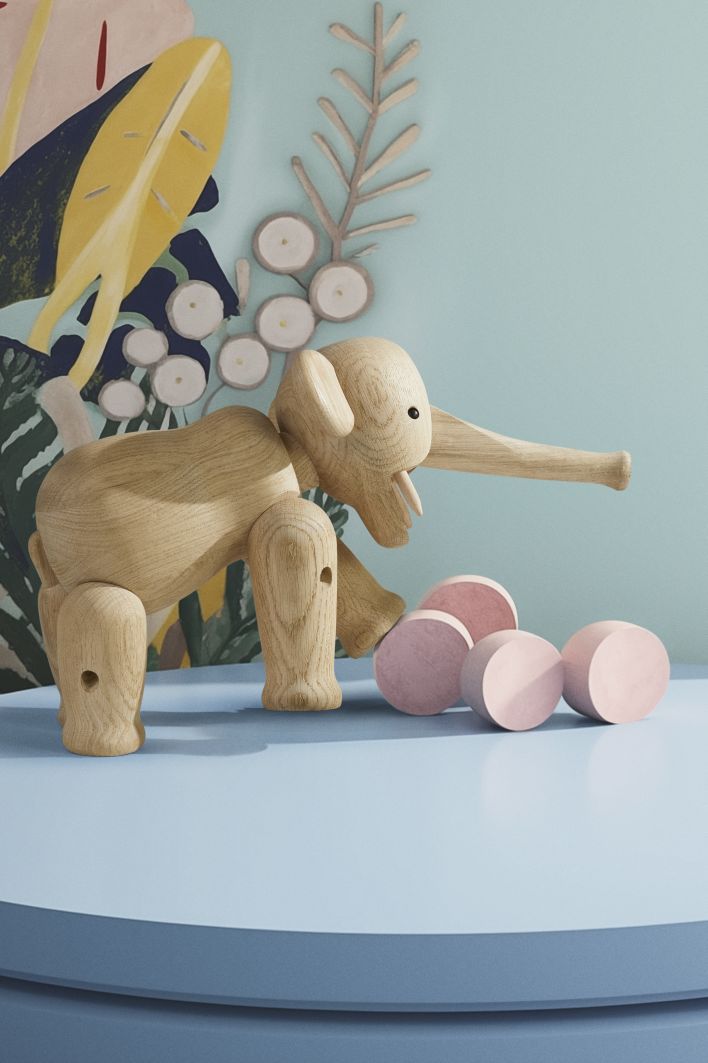 Detailaufnahme des Kay Bojesen Elefanten aus Eichenholz, ein dänisches Designobjekt und Holzspielzeug für Kinder.
