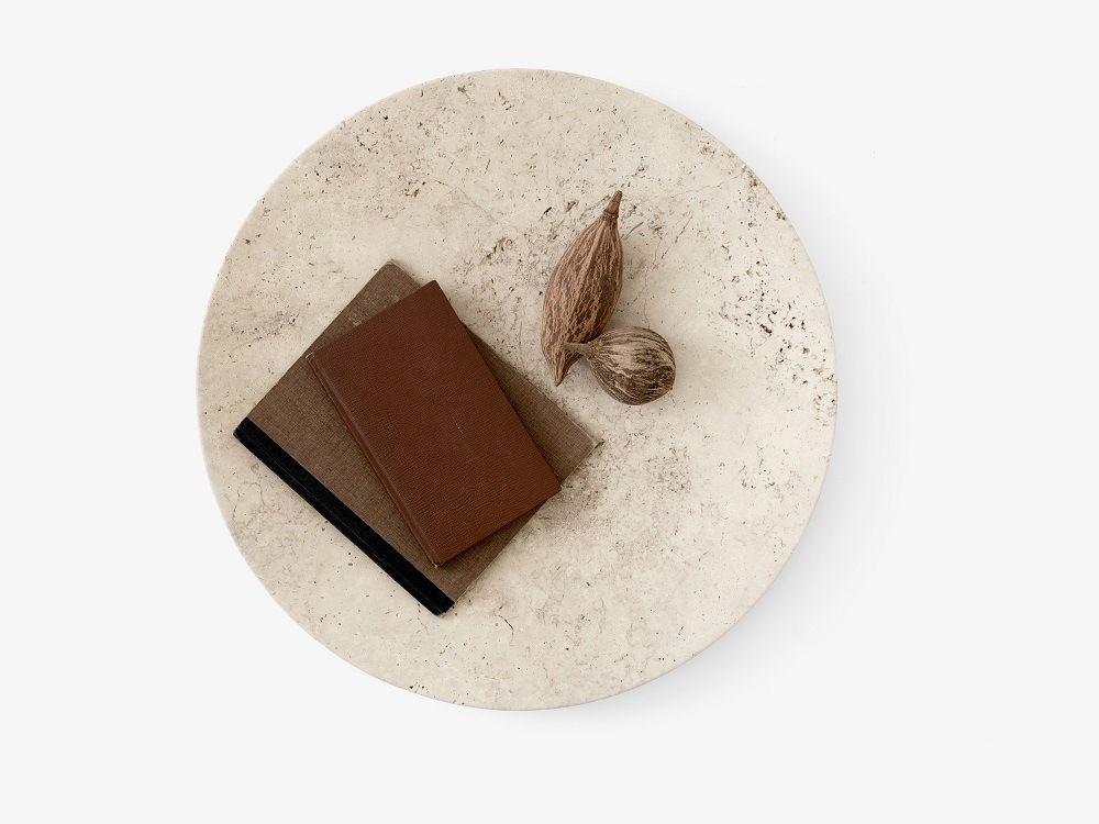 AndTradition Collect Plate SC55 Schale aus Travertin mit Büchern und Dekoration, Draufsicht.