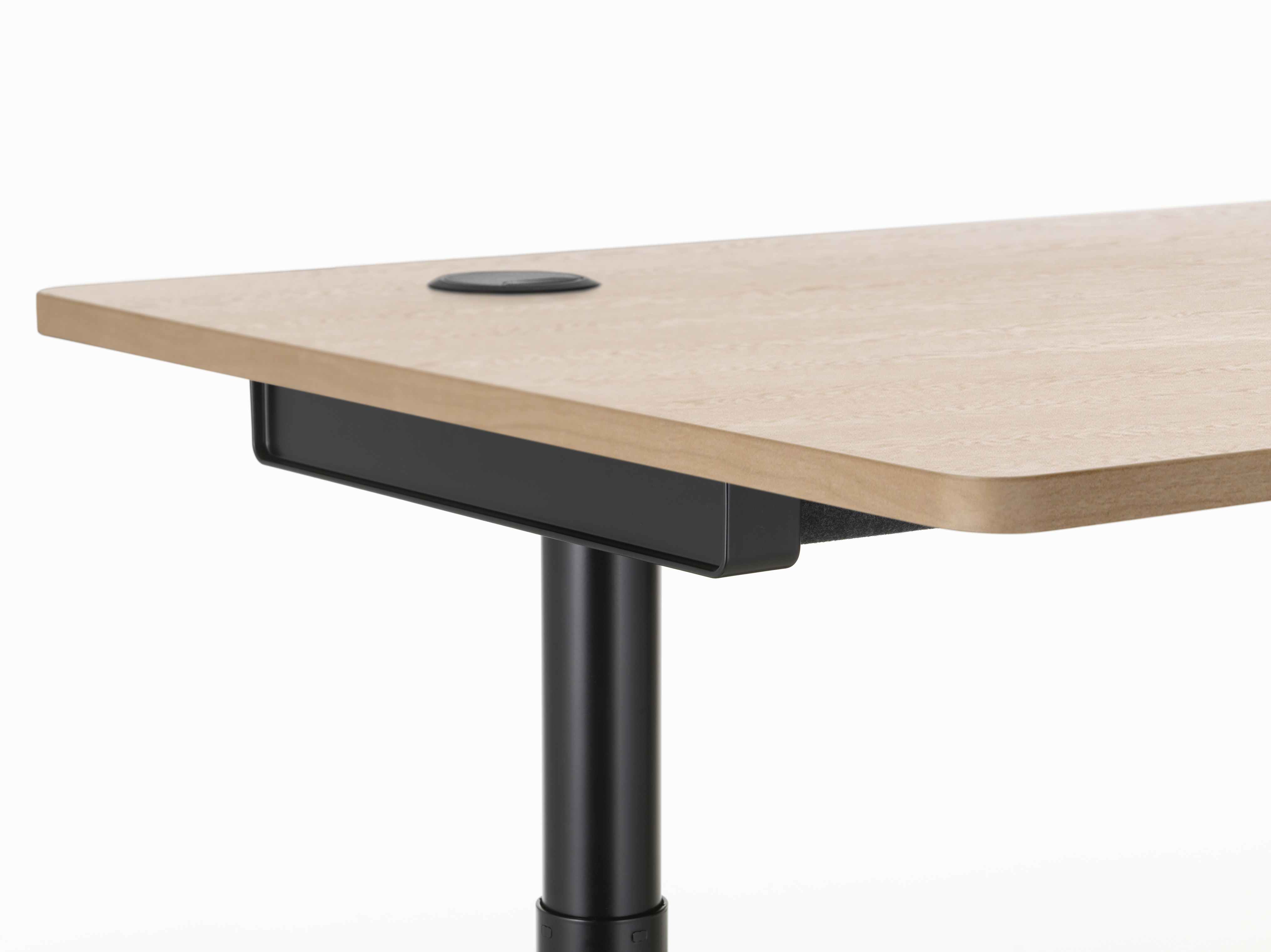 Detailaufnahme vom Vitra Tyde Steh-Sitz-Tisch mit hellem Holzdekor und schwarzem Gestell, ideal für ergonomisches Arbeiten.