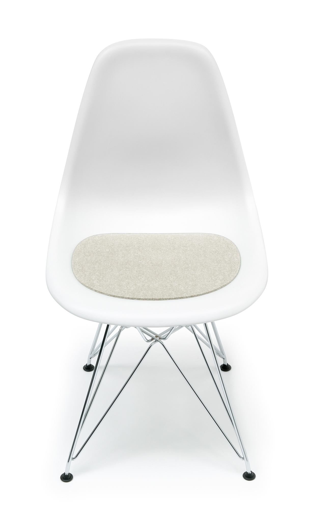 Weißer Eames DSR Stuhl mit Filz Sitzauflage von Hey Sign in Marmor-Optik.