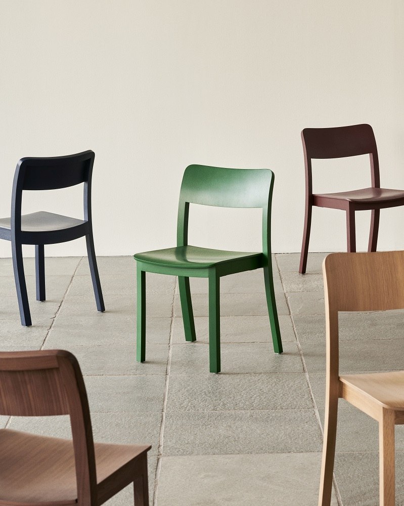 Mehrere Hay Pastis Stühle aus Esche in verschiedenen Farben. Design Stuhl für Esszimmer oder Küche.