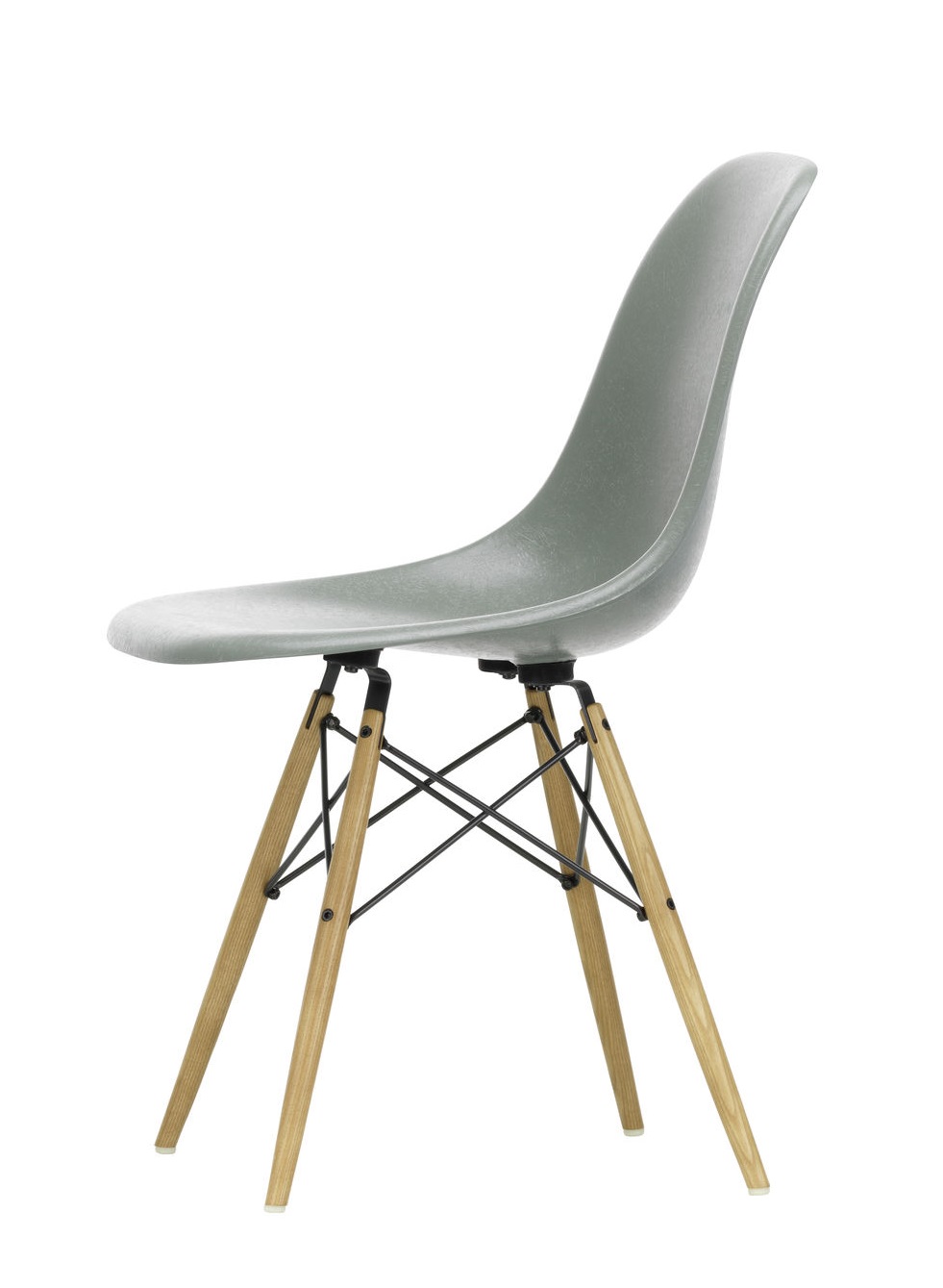 Grauer Eames Plastic Side Chair DSW Stuhl von Vitra mit Holzbeinen, Ansicht von der Seite.