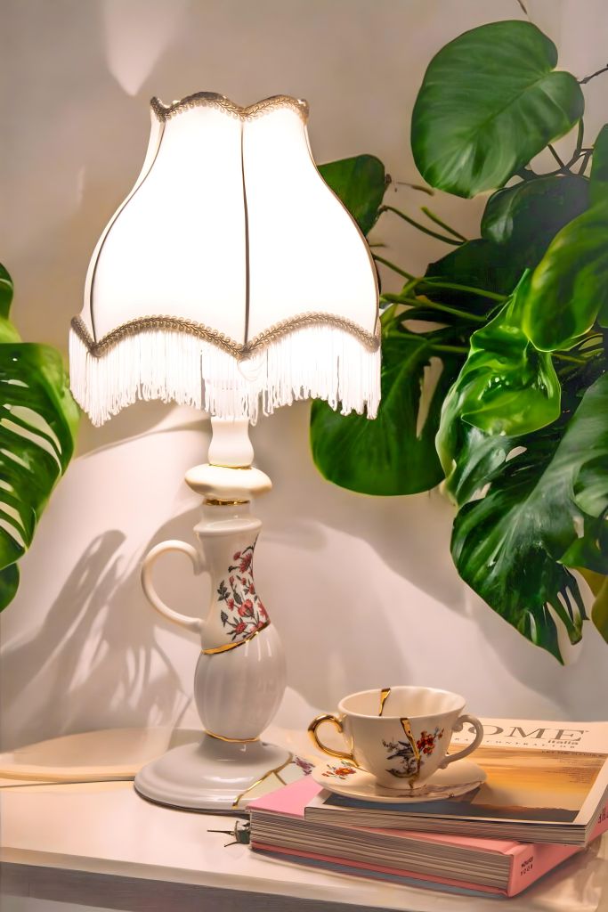  Kintsugi Tischleuchte von Seletti mit weißem Lampenschirm und Kintsugi-Design, kombiniert mit passender Teetasse.