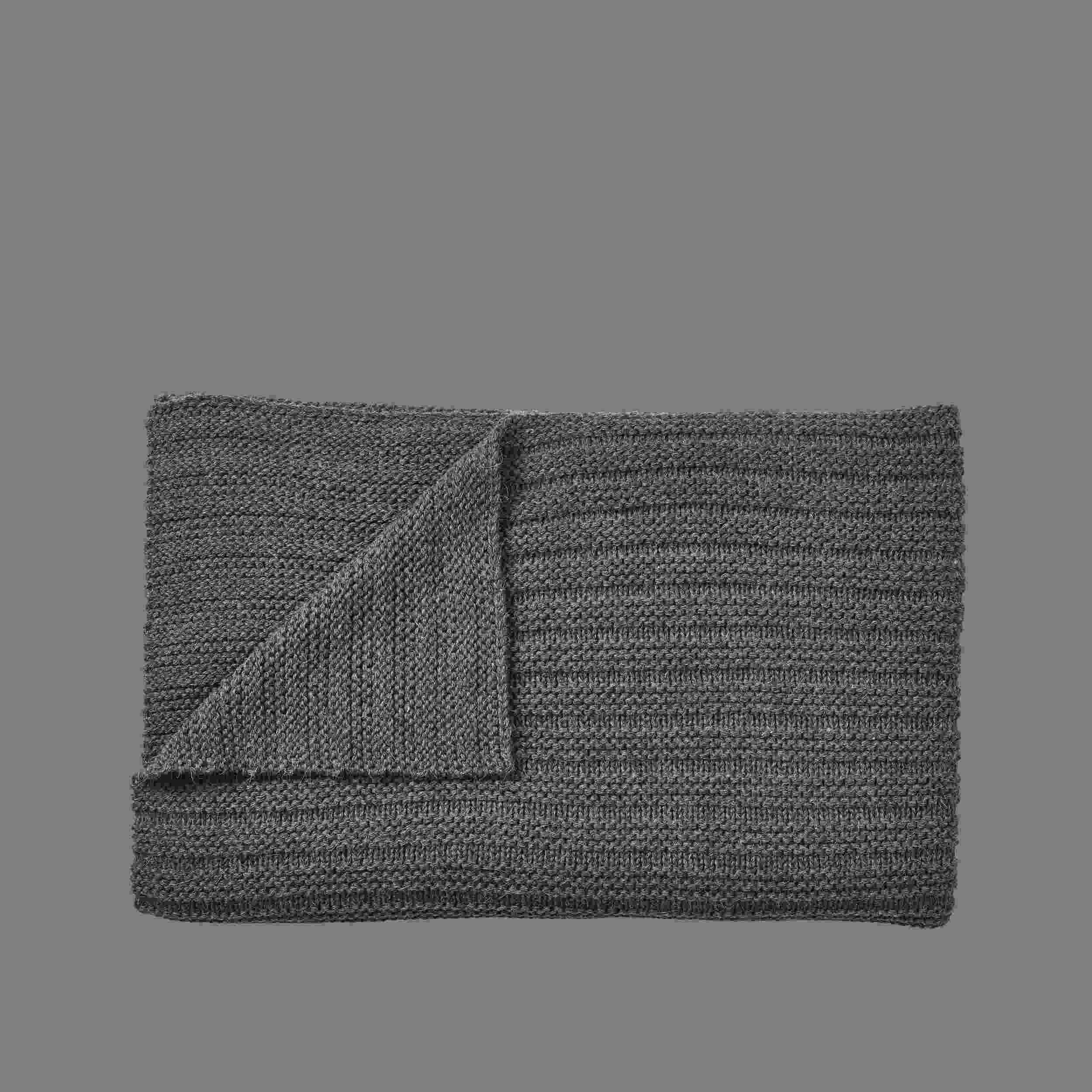 Dunkelgraue Muuto Ample Throw Decke, weiche Strickdecke für Sofa oder Bett, Detailansicht.