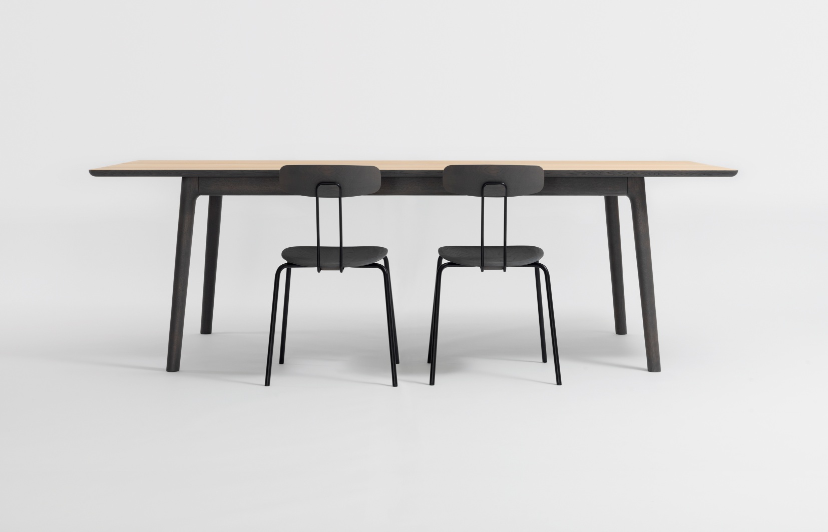 Okito Chair Stühle und Esstisch Zeitraum mit Holzplatte und dunklem Gestell, minimalistisches Design.