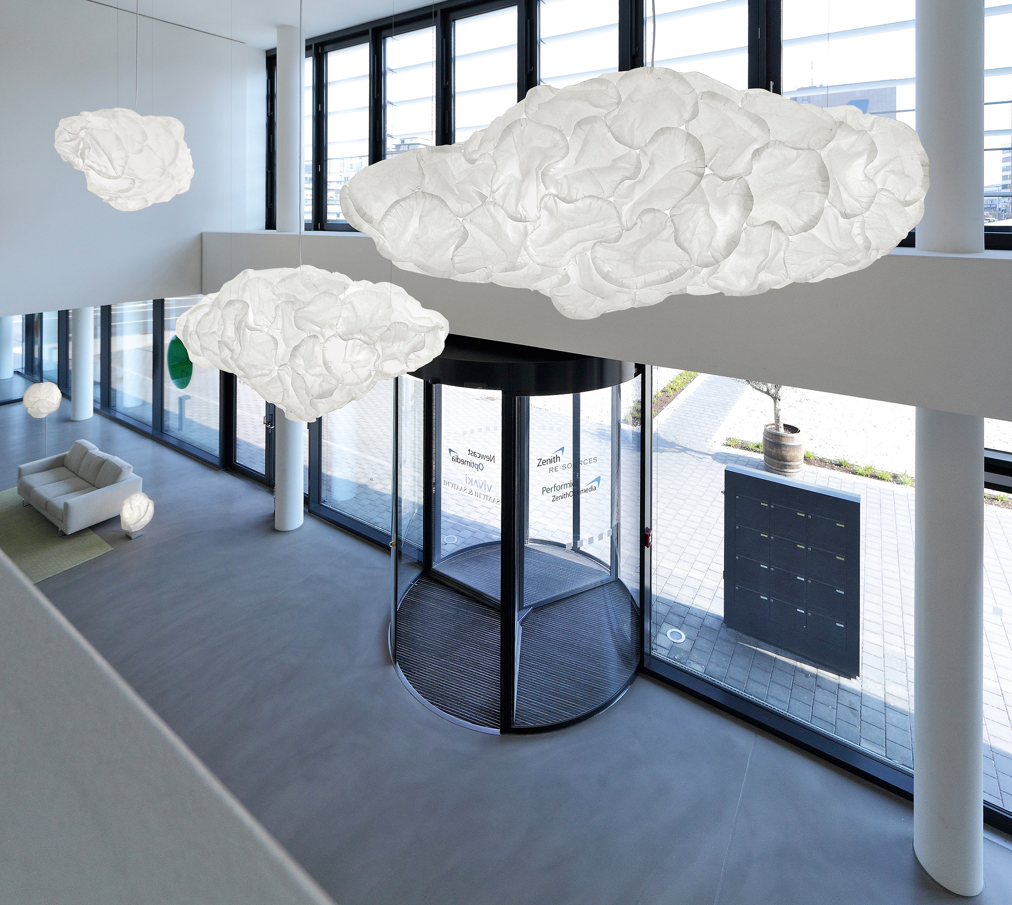 Helle Mamacloud Pendelleuchte im Büro, LED-Lampe in Wolkenform, modernes Design für Innenräume.