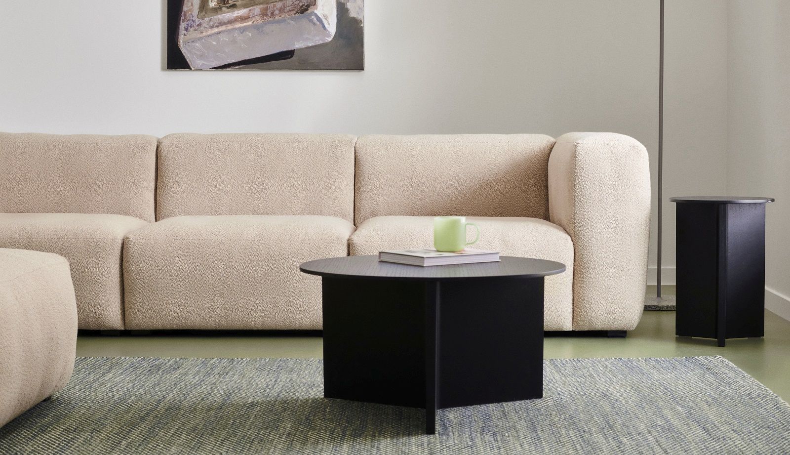 Schwarzer Slit Table Wood Round XL von Hay als Couchtisch im modernen Wohnzimmer.