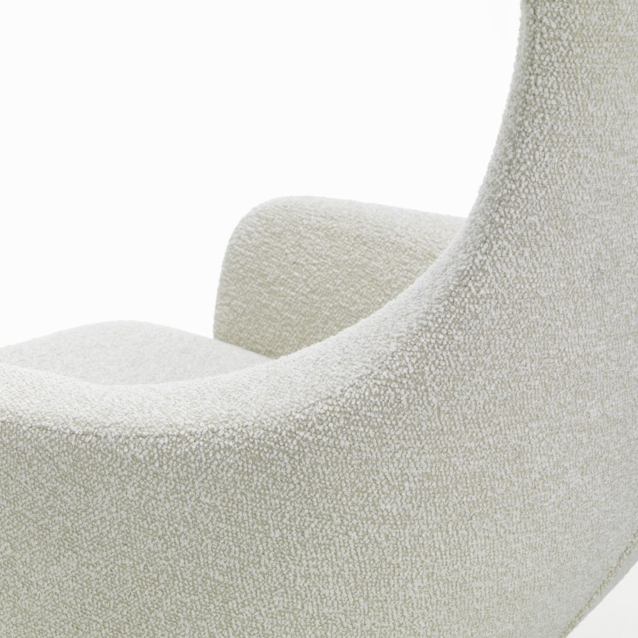 Detailaufnahme des Grand Repos Sessels in Elfenbein/Perle mit weichem Nubia-Bezug für maximalen Komfort.