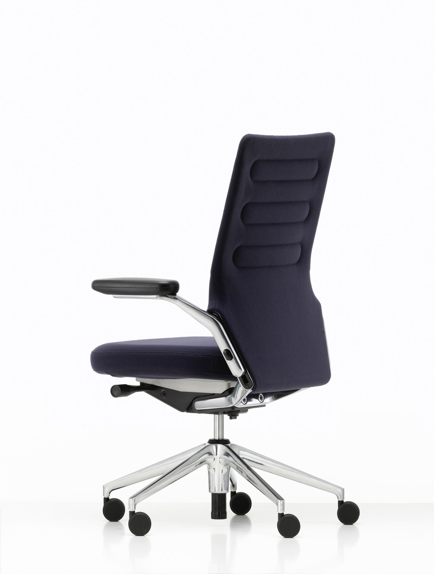 Vitra AC5 Work Bürodrehstuhl in Dunkelblau, ergonomisch, mit Armlehnen und Chromfußkreuz, ohne Lendenwirbelstütze.