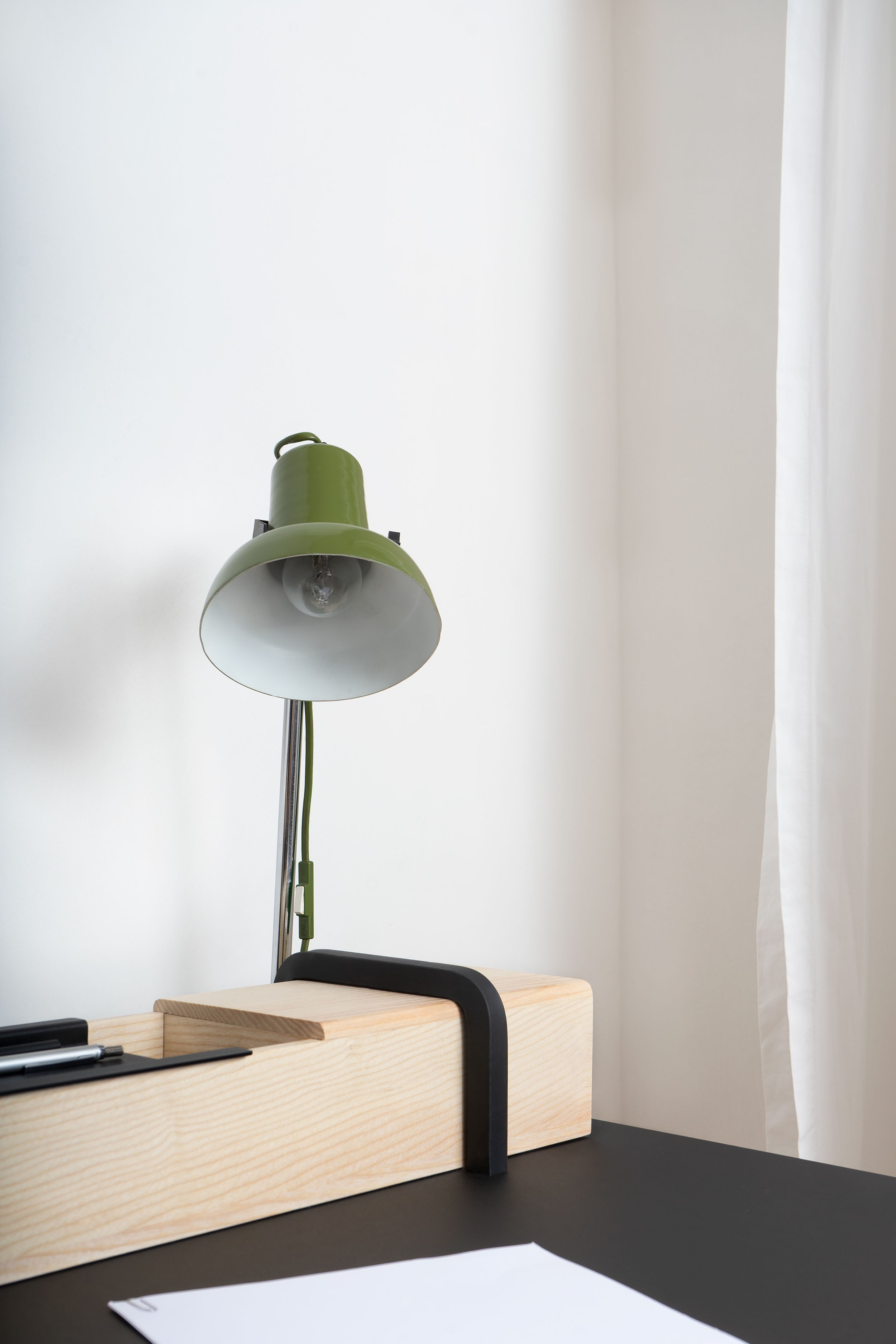 Kurt Sekretär von Nils Holger Moormann mit grüner Schreibtischlampe und Ablagefächern aus hellem Holz.