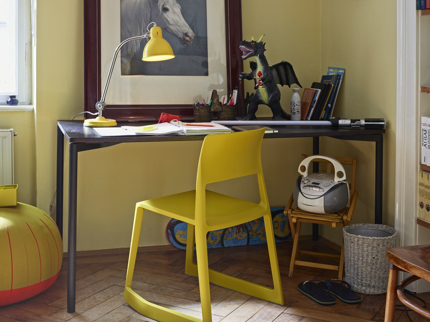 Gelber Tip Ton RE Stuhl von Vitra am Schreibtisch im Kinderzimmer, ergonomischer Kunststoffstuhl.
