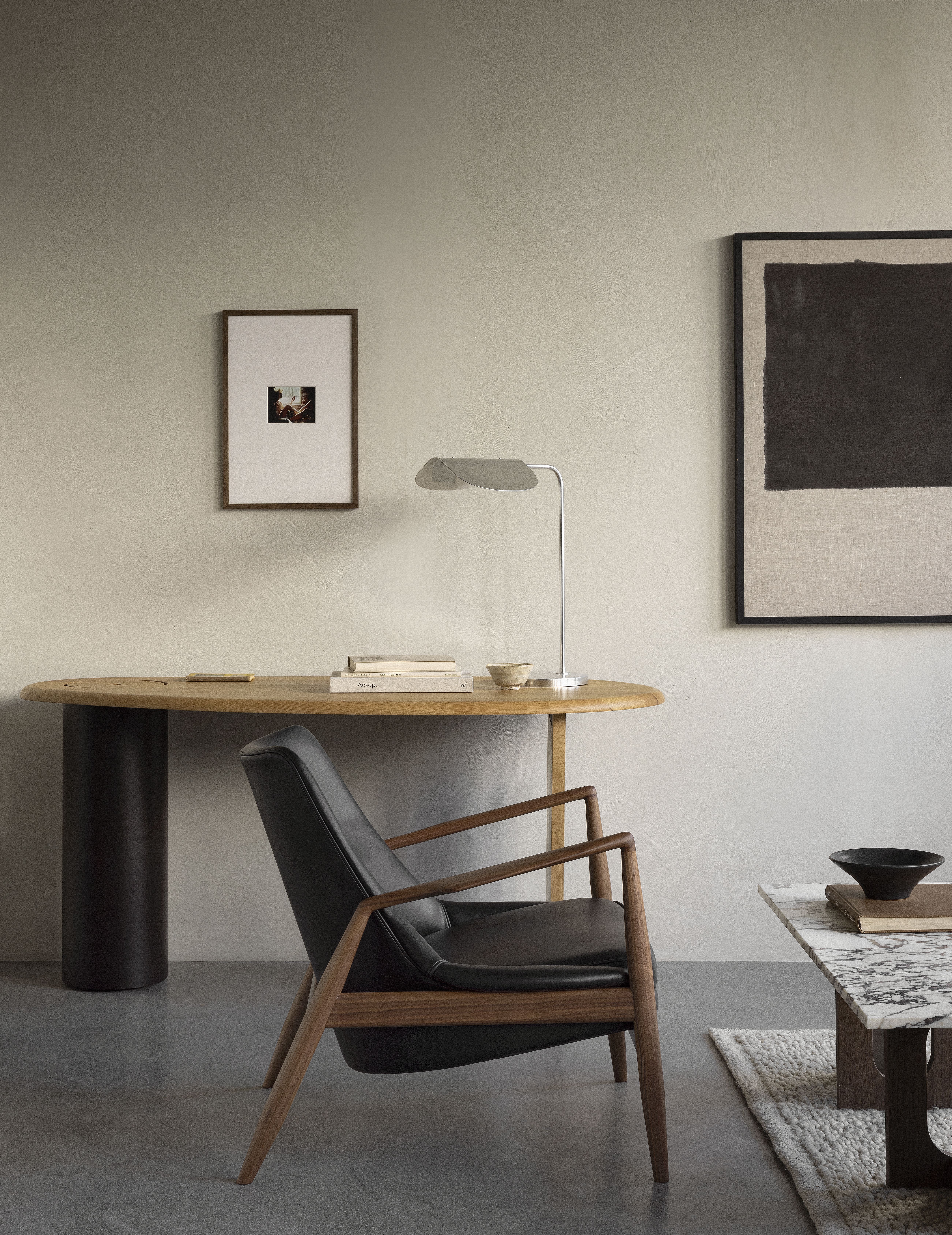 The Eclipse Desk Schreibtisch von Audo Copenhagen mit Stuhl und Tischlampe in minimalistischem Interieur.