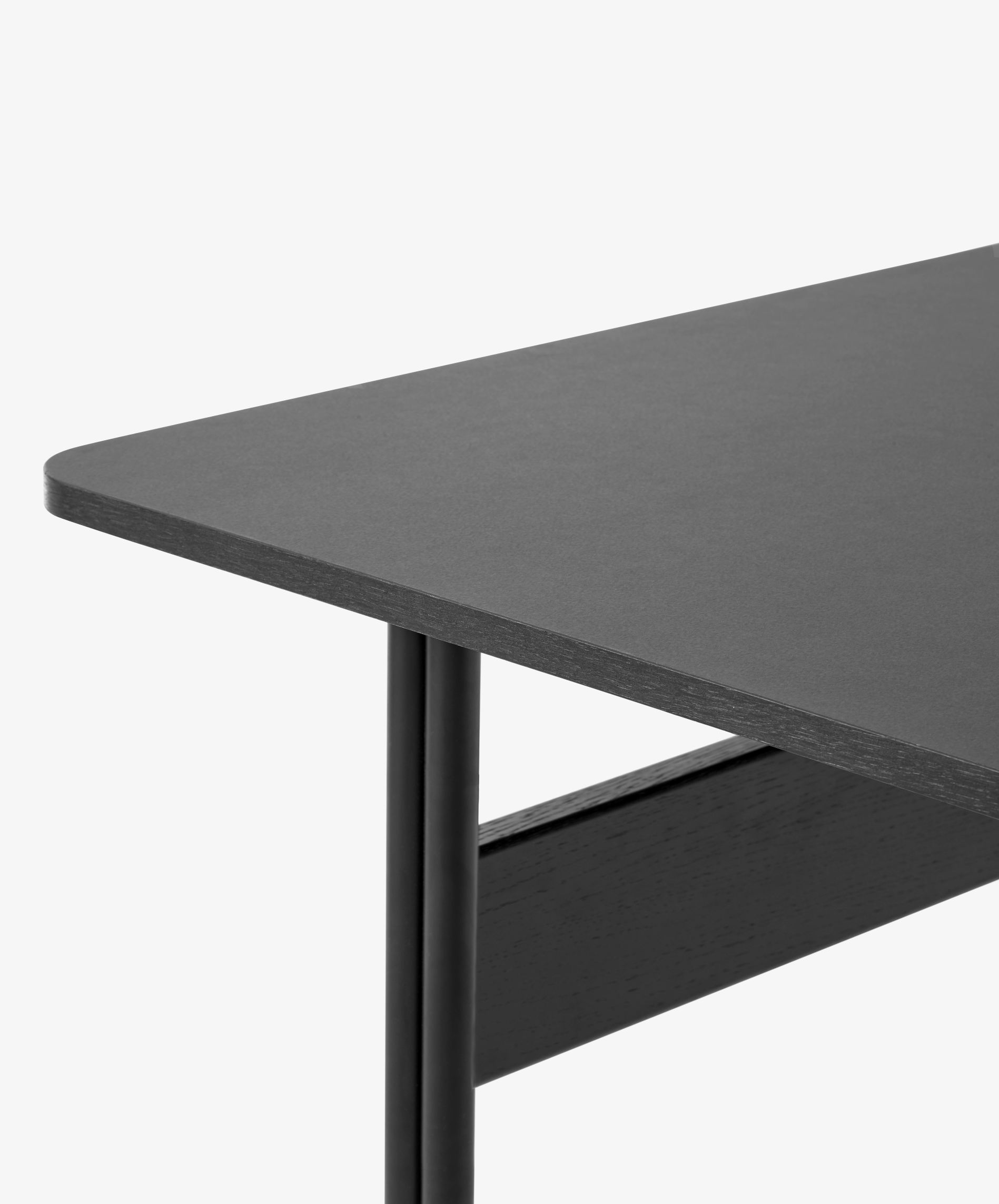 Detailaufnahme des AndTradition Pavilion AV16 Schreibtischs in Schwarz, der modernes Design und Funktionalität vereint.