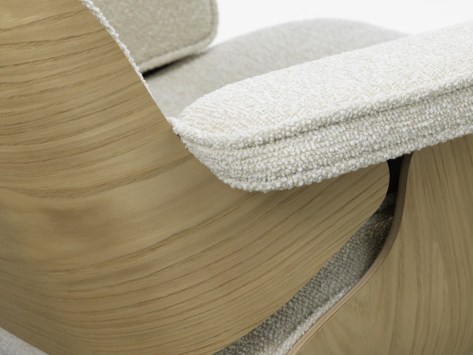 Detailaufnahme des Eames Lounge Chair Sessels von Vitra mit hellem Holz und Stoffbezug.