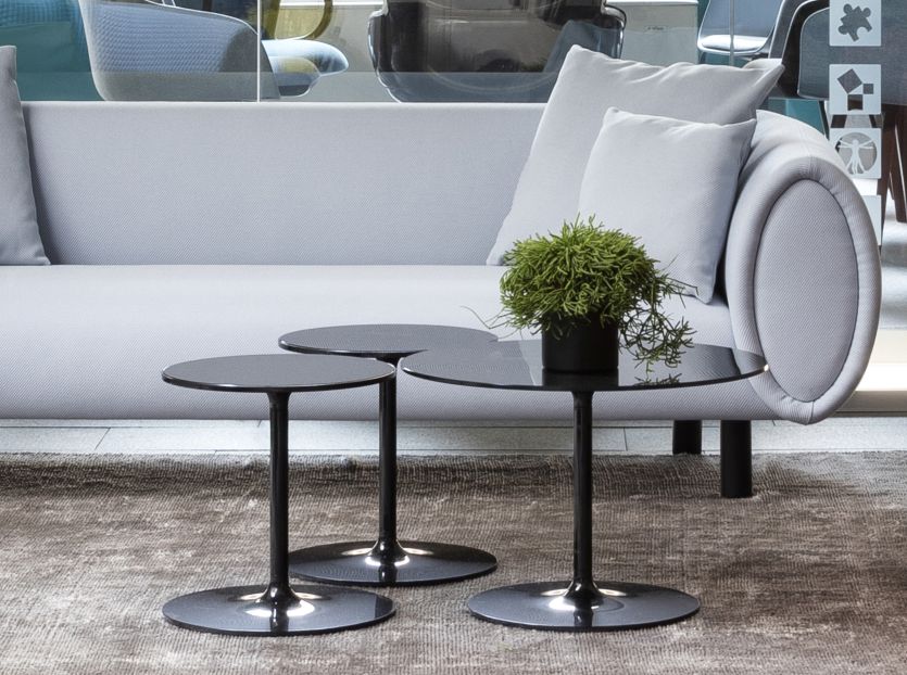 Poppy Beistelltisch Rexite, drei schwarze Couchtische mit Pflanze vor grauem Sofa im Wohnzimmer.