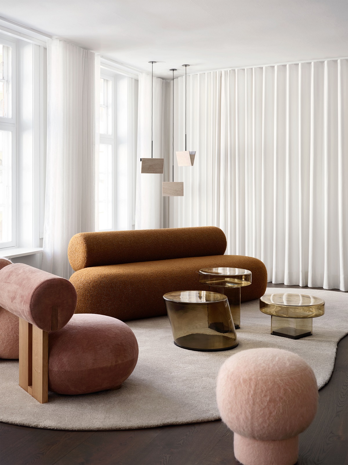 Braunes Hippo Sofa von Norr11 aus Holz mit passendem Sessel und Couchtischen in modernem Wohnzimmer.