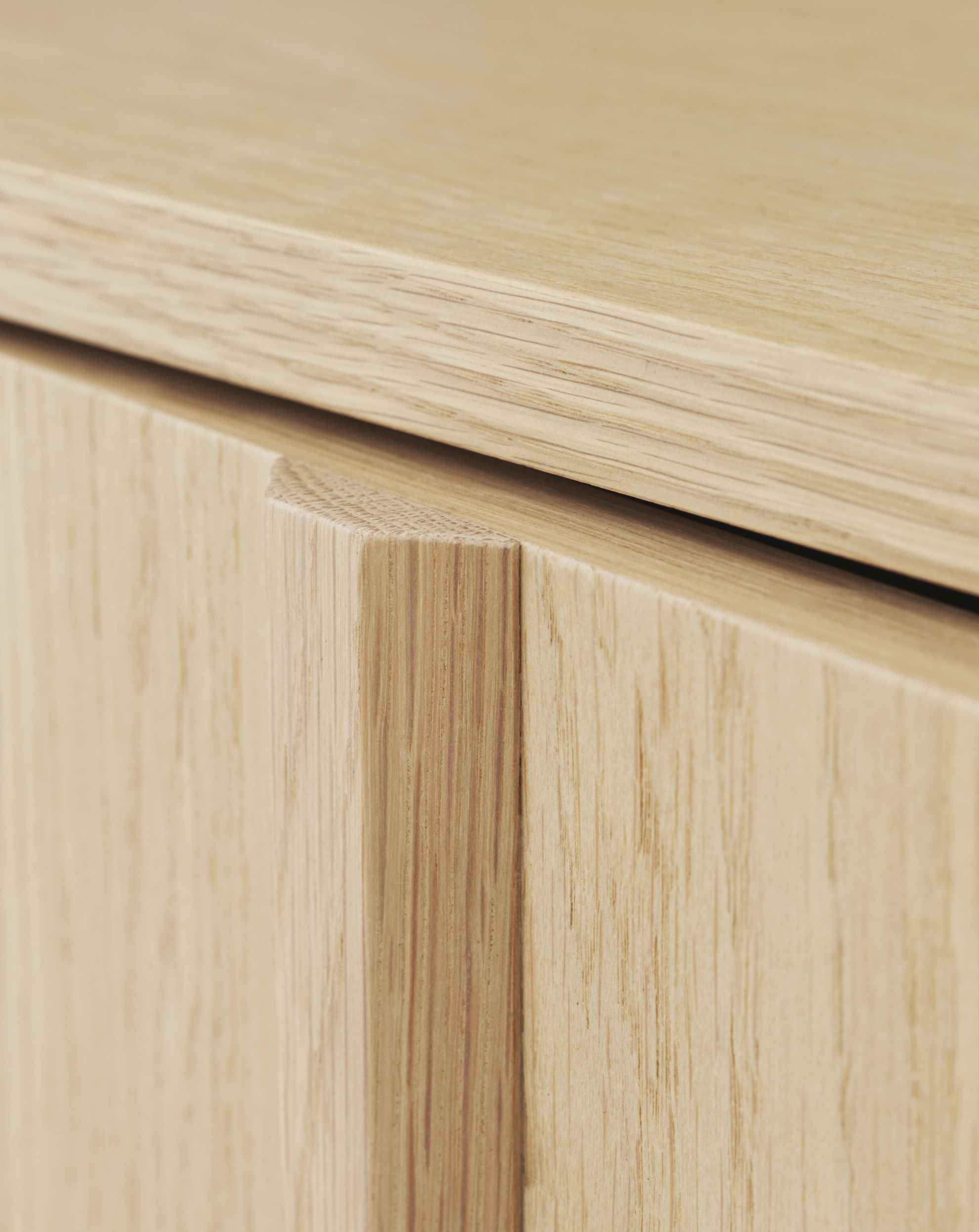 Detailaufnahme des Normann Copenhagen Rib Sideboards aus hellem Eichenholz, modernes Design für Wohnzimmer und Esszimmer.