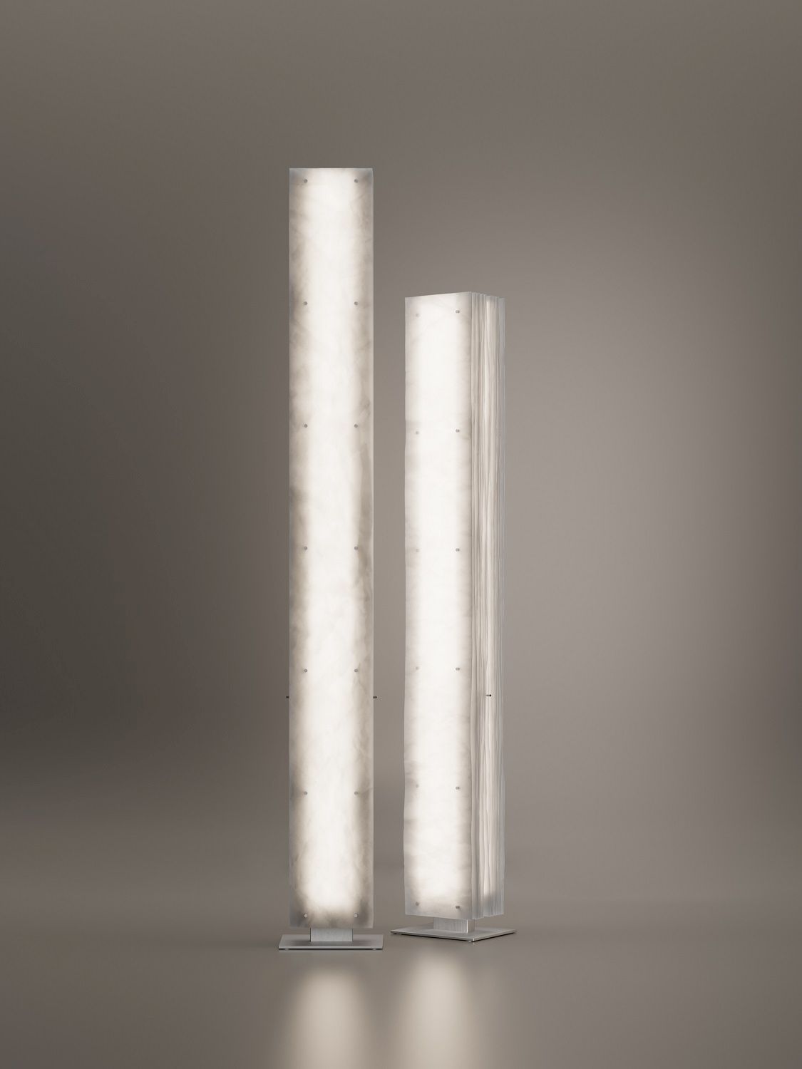 Zwei moderne Totem Stehleuchten in Stelenform, abstraktes Design mit sanfter Beleuchtung für Wohnzimmer.
