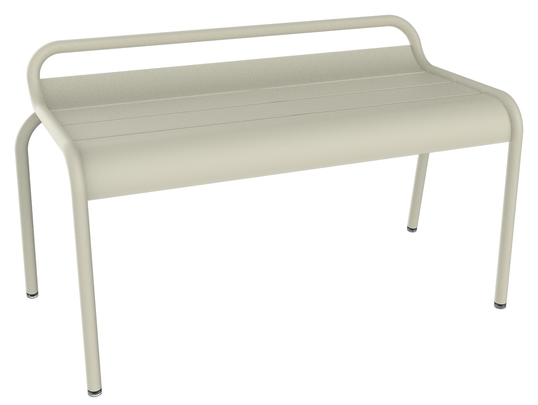 Beige Luxembourg Bank von Fermob, kompakte Outdoor-Sitzbank aus Metall mit gerundeten Formen.