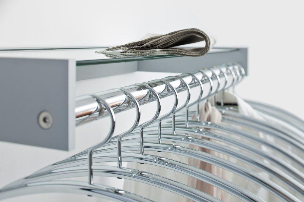 Hangon Wandgarderobe von Cascando mit Kleiderbügeln und Ablage aus Glas, modernes Design.