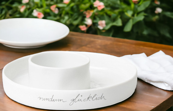 Räder Schale Rundum Glücklich, weiße Keramikschale mit Aufschrift und integriertem Dip-Schälchen, Tischdeko für Snacks.