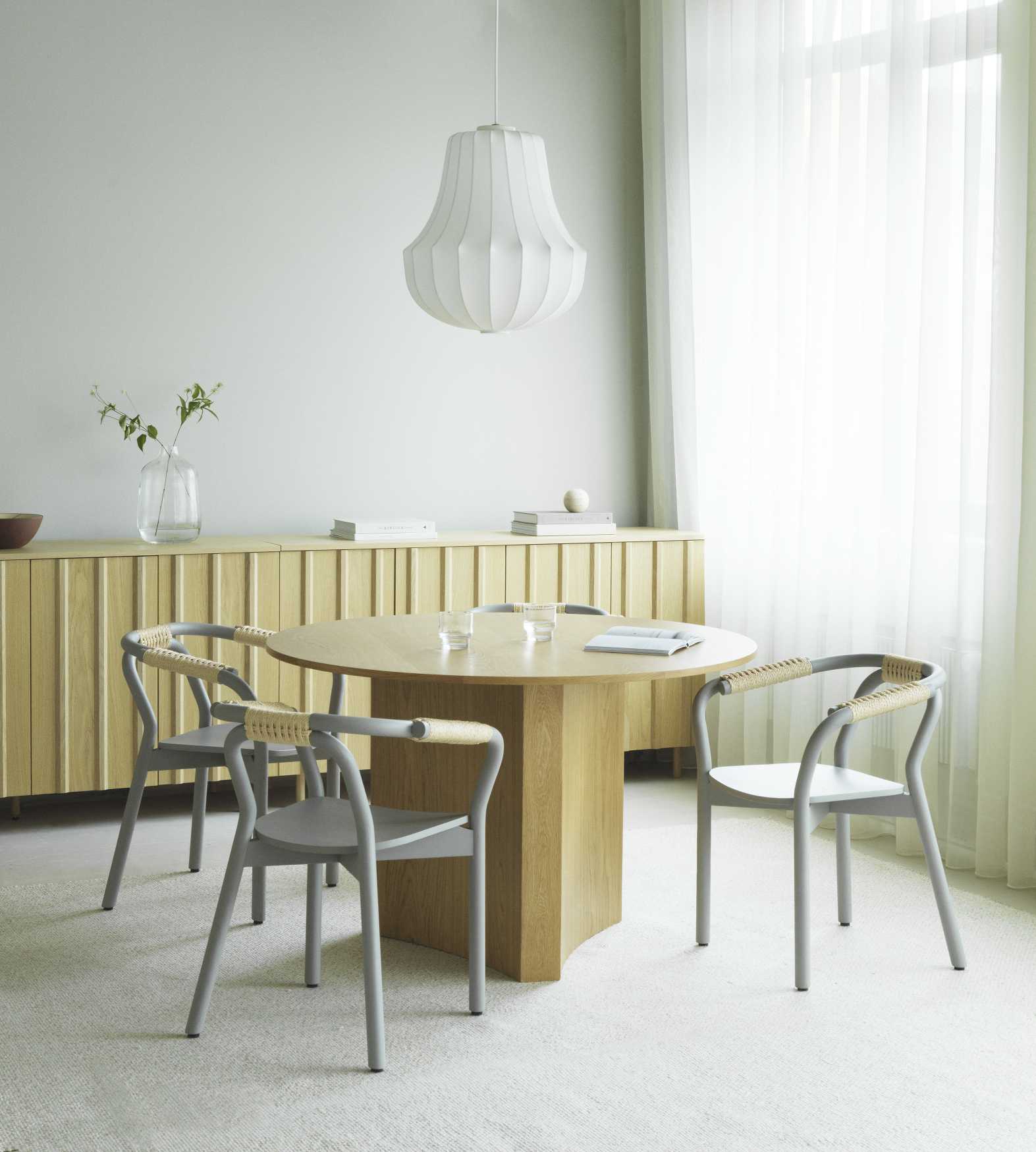 Runder Bue Table Esstisch von Normann Copenhagen mit Stühlen in hellem, modernem Esszimmer.