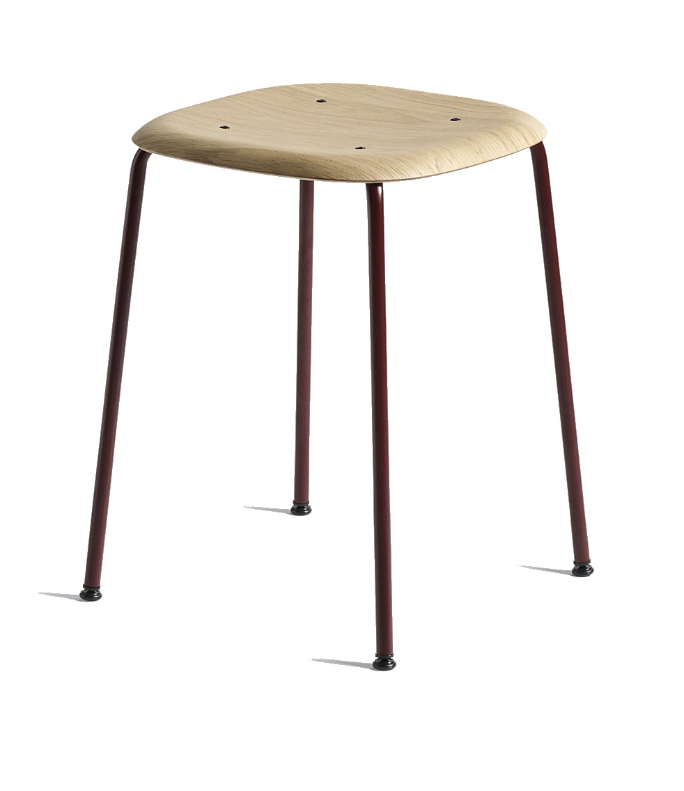 Hay Soft Edge Hocker 70: Moderner Barhocker mit hellem Holz und burgunderroten Beinen.