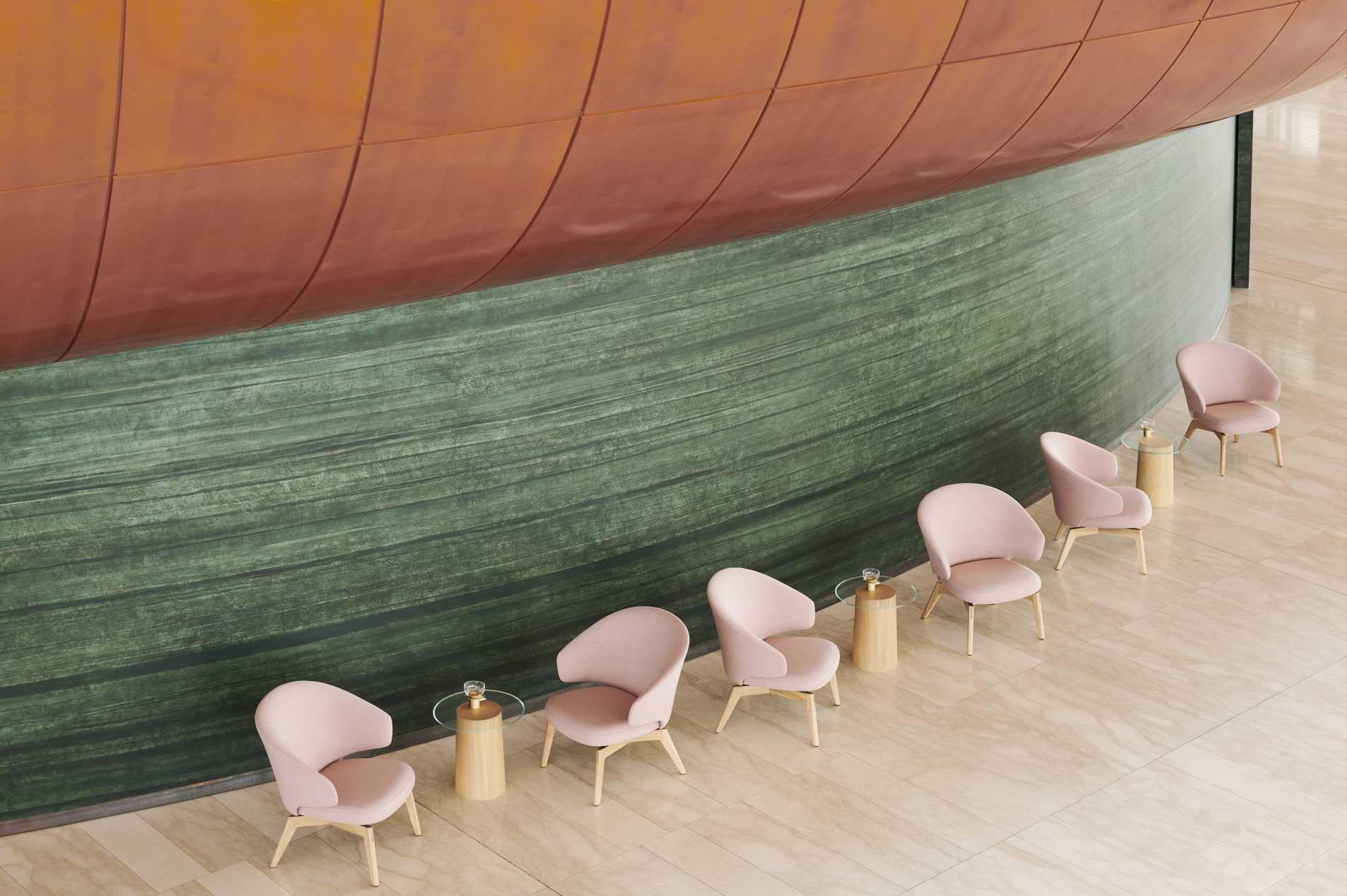 Reihe von Fritz Hansen Let Sesseln in Rosa mit Beistelltischen vor einer grünen Wand.