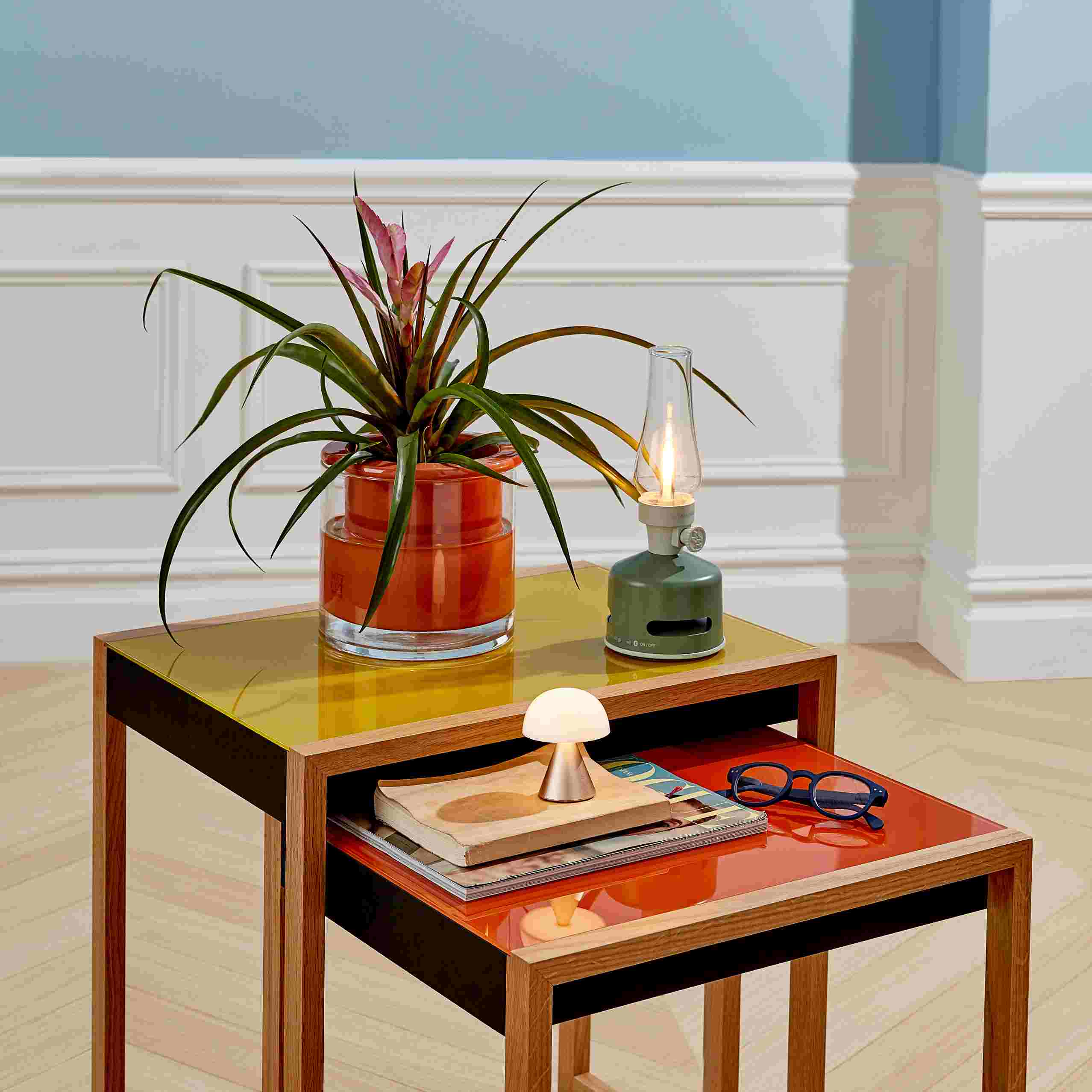 Bauhaus Satztische 4er Set von Klein & More mit Pflanze, Lampe und Deko auf Tischplatten.