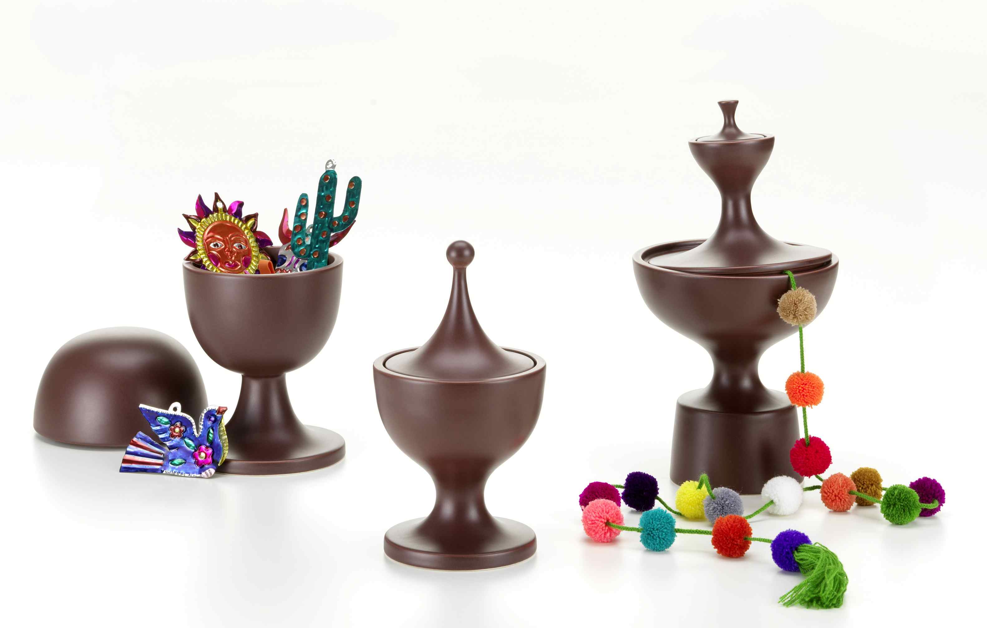 Drei braune Keramikbehälter mit Deckel, Vitra Creme, dekorative Elemente, Pompons.