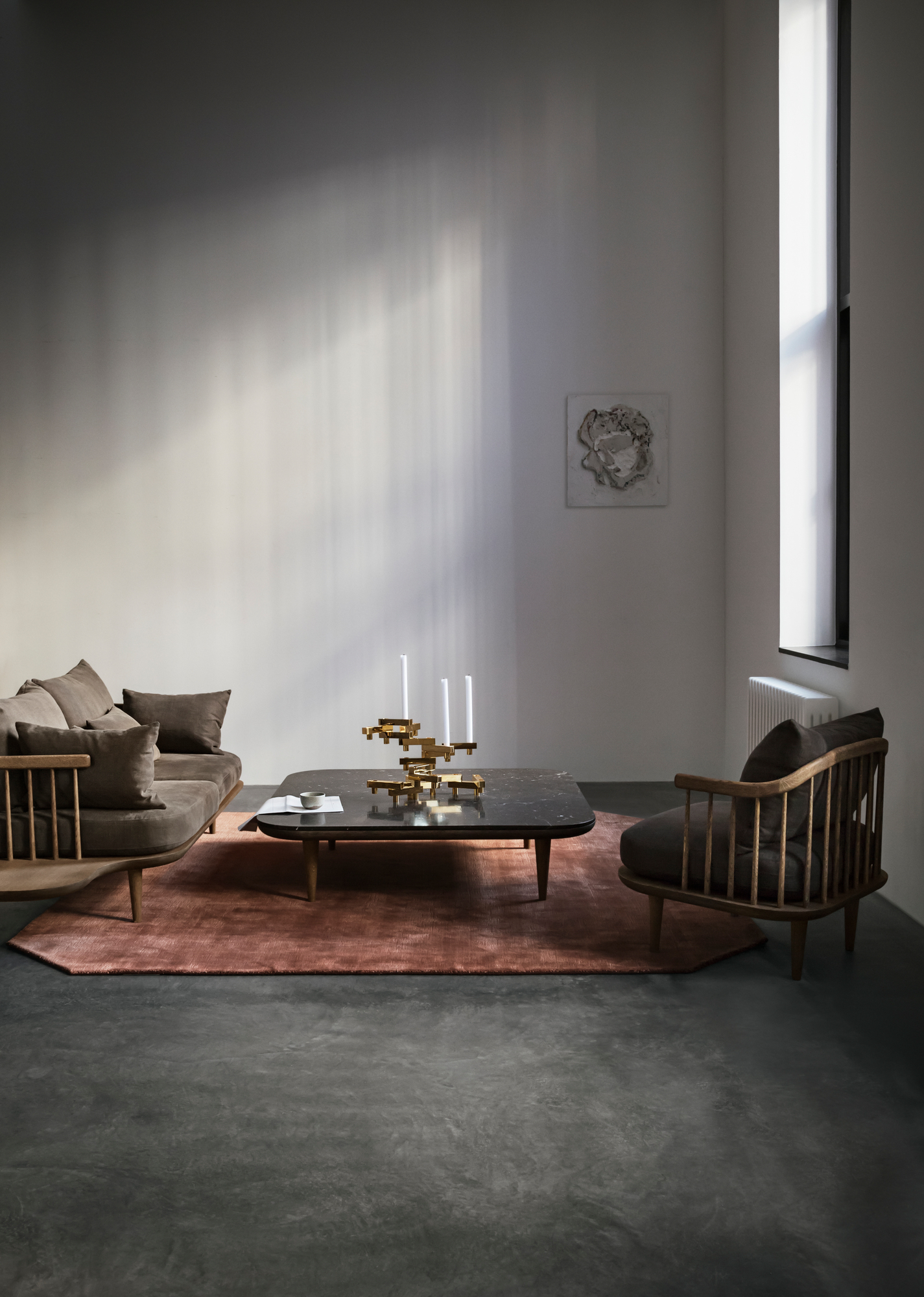 AndTradition Fly Lounge Sofa 2-Sitzer aus Eiche mit braunem Stoffbezug in modernem Wohnzimmer.