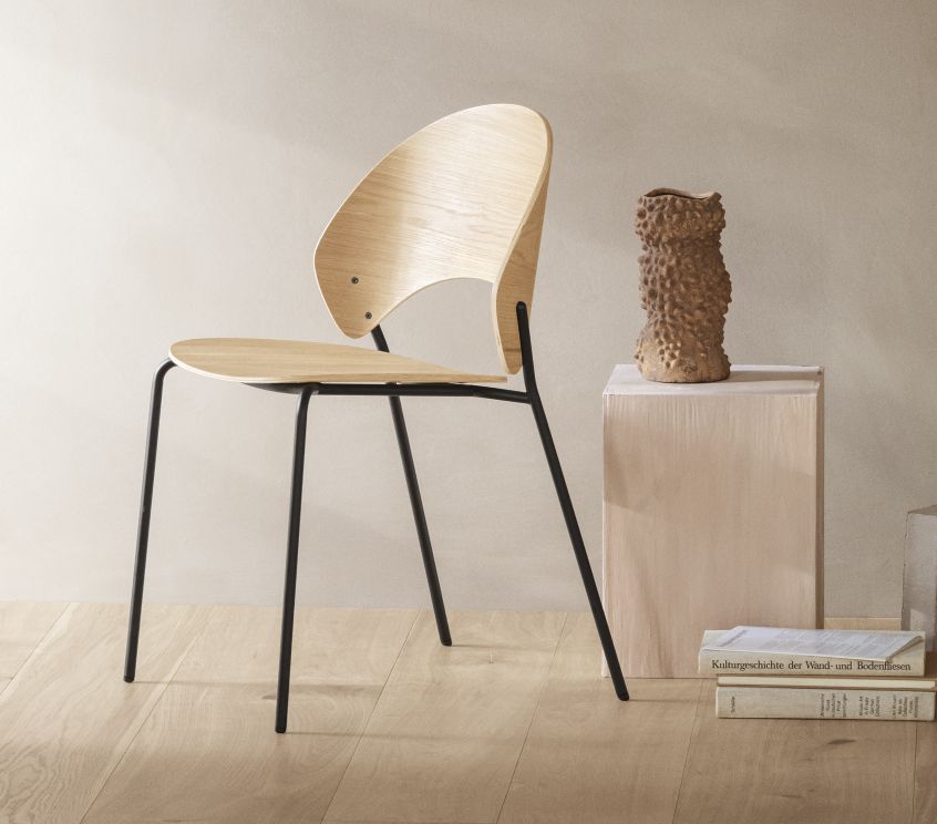Dosina Stuhl mit hellem Holz und schwarzen Beinen. Moderner Holzstuhl für Esszimmer und Wohnbereich.