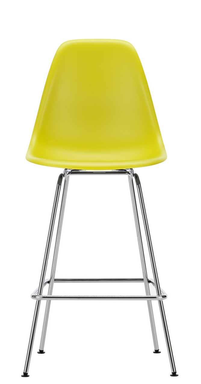 Gelber Eames Plastic Bar Stool von Vitra mit verchromtem Gestell, ideal für moderne Küchen.