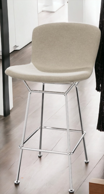 Bertoia Barhocker mit beigem Sitzpolster und verchromtem Stahlgestell für moderne Küchen und Bars.