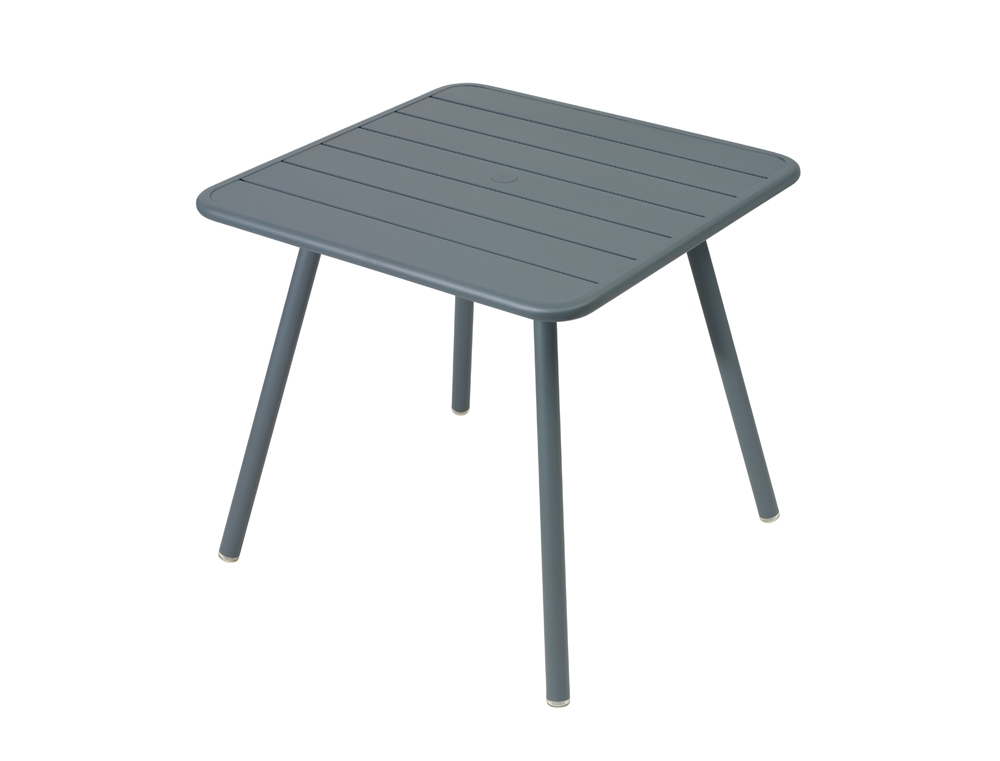 Blauer Fermob Luxembourg Outdoor Tisch mit Vierfußgestell, quadratischer Tischplatte und filigranem Design für Garten und Terrasse.