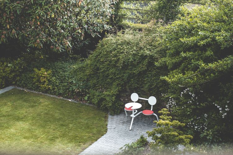 Bistroo Stuhl/Tisch Kombination von Extremis im Garten. Outdoor Möbel für Terrasse und Balkon.