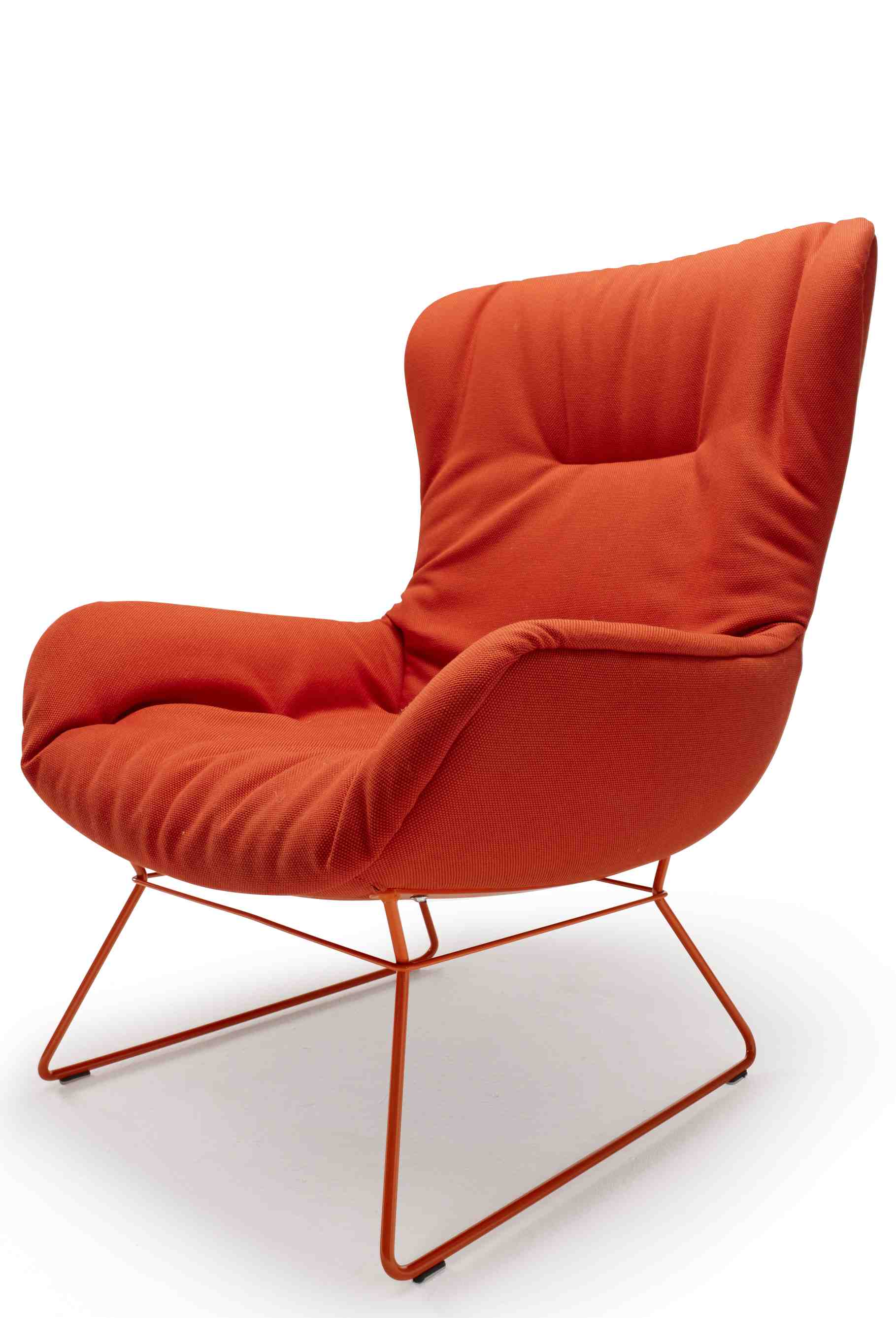 Oranger Leya Cocktail Sessel von Freifrau Manufaktur mit Wingback Design und Metallgestell.