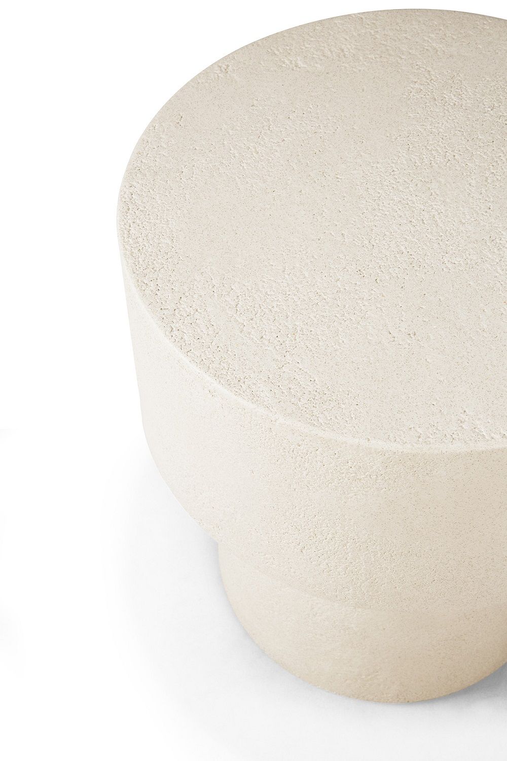 Off-White Couchtisch im Pilzdesign aus Microzement von Ethnicraft, minimalistischer Wohnzimmertisch.
