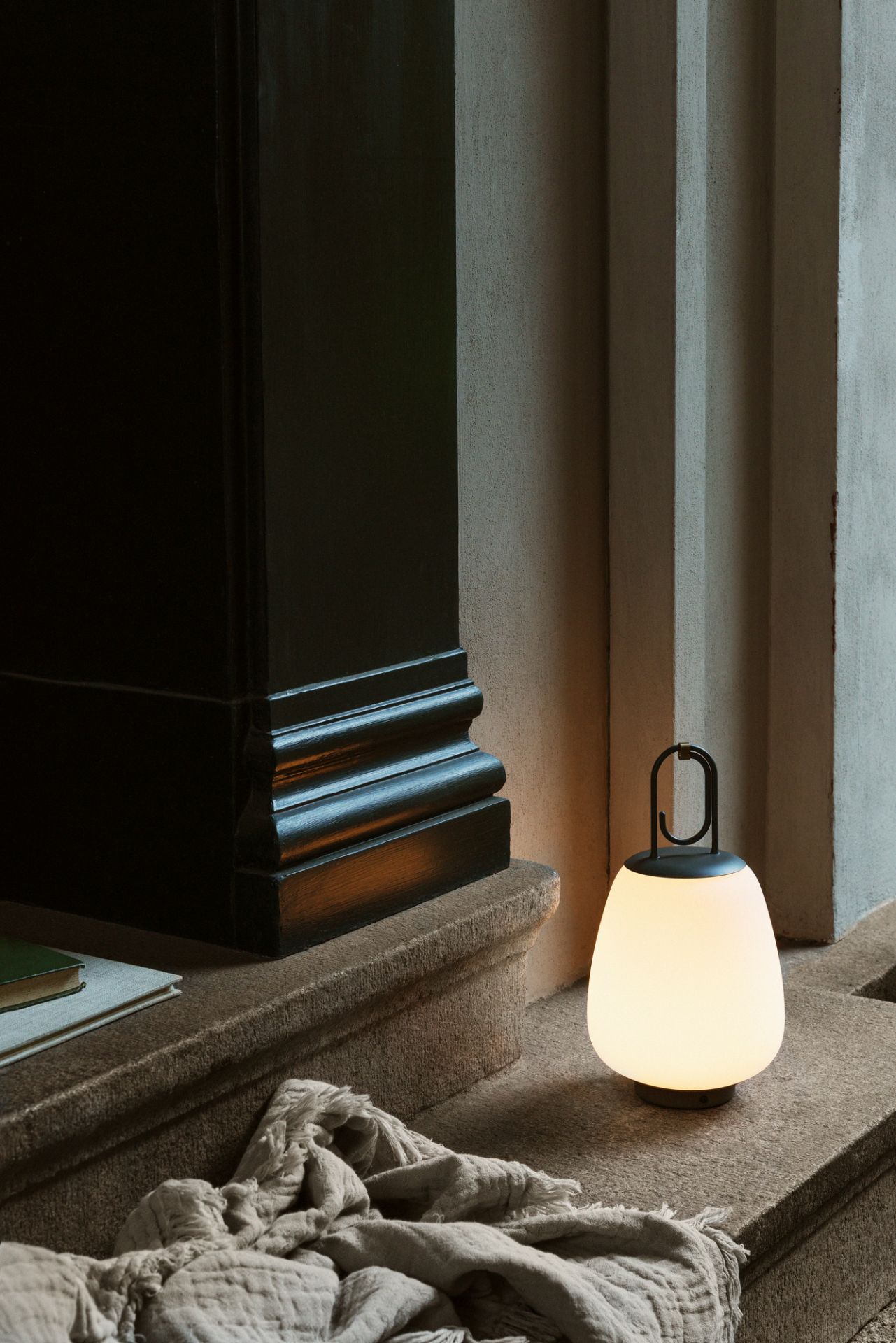 Leuchtende, tragbare LED-Laterne für den Innen- und Außenbereich, ideal als Tischleuchte oder Gartenlampe.