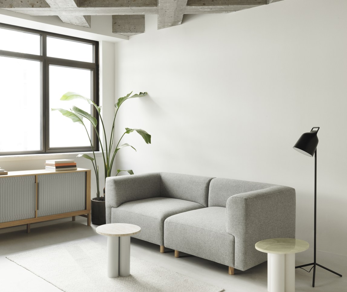 Moderner Wohnraum mit grauem Modulsofa und zwei Dit Coffee Table Beistelltischen von Normann Copenhagen.