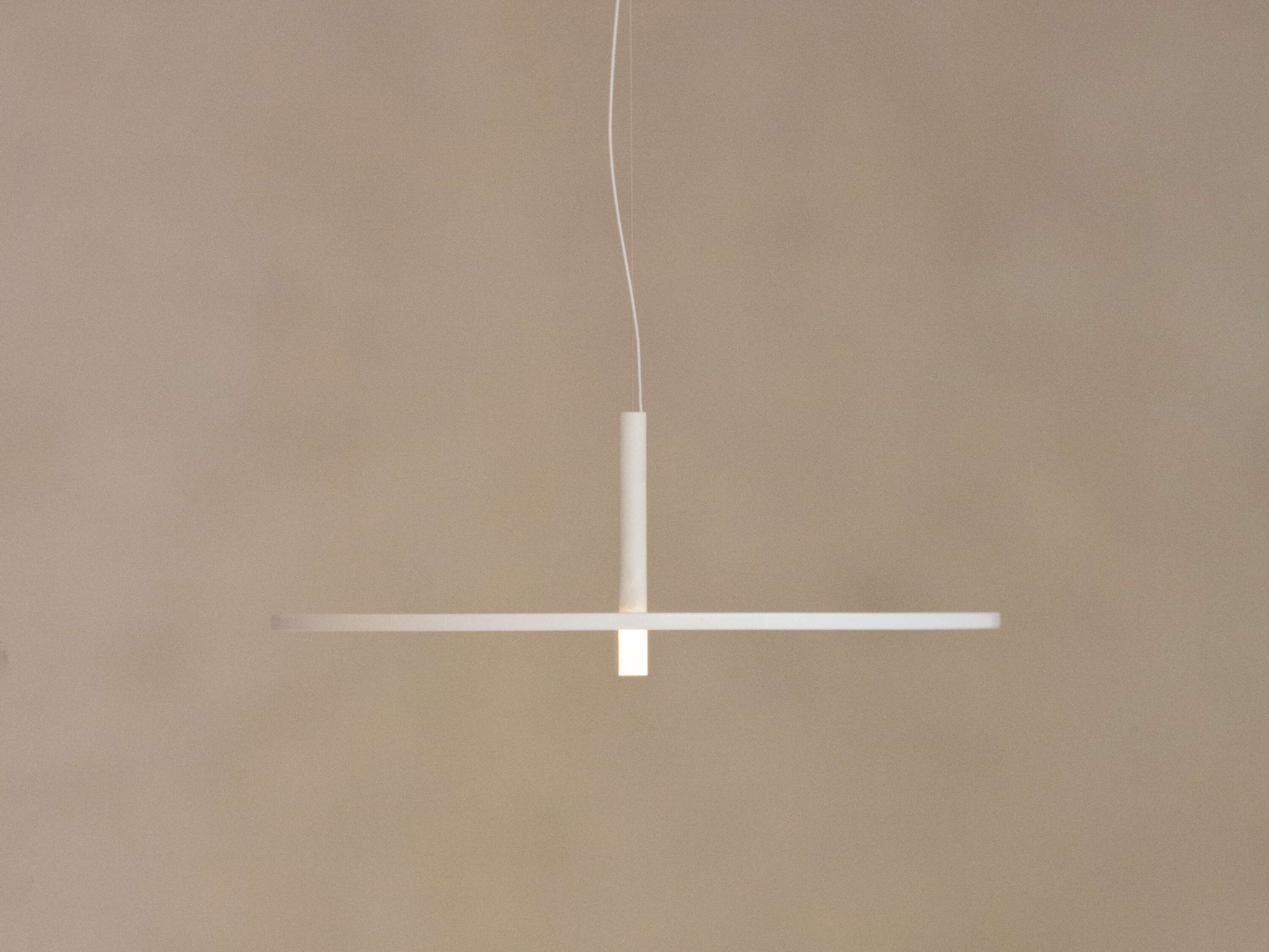 Weiße My Disc Hängeleuchte von Flos, moderne LED-Pendelleuchte für Wohnzimmer und Esszimmer, minimalistisches Design.