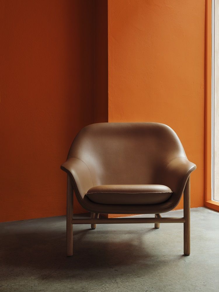 Nahaufnahme: Drape Lounge Sessel von Normann Copenhagen, niedrige Ausführung, in braunem Leder.